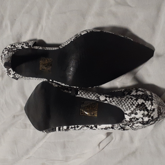 Fashionable snakeskin 8.5 heel shoes - Picture 7 of 11